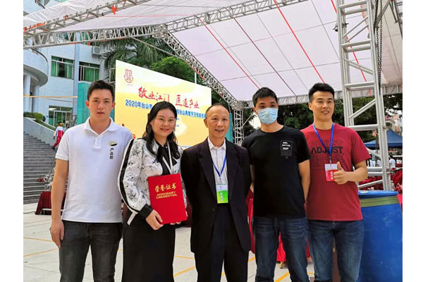 工作人員與廣州燒臘協(xié)會(huì )會(huì )長(cháng)合影留念