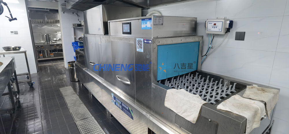深圳光明貝特瑞2樓員工食堂廚房清洗間長(cháng)龍洗碗機